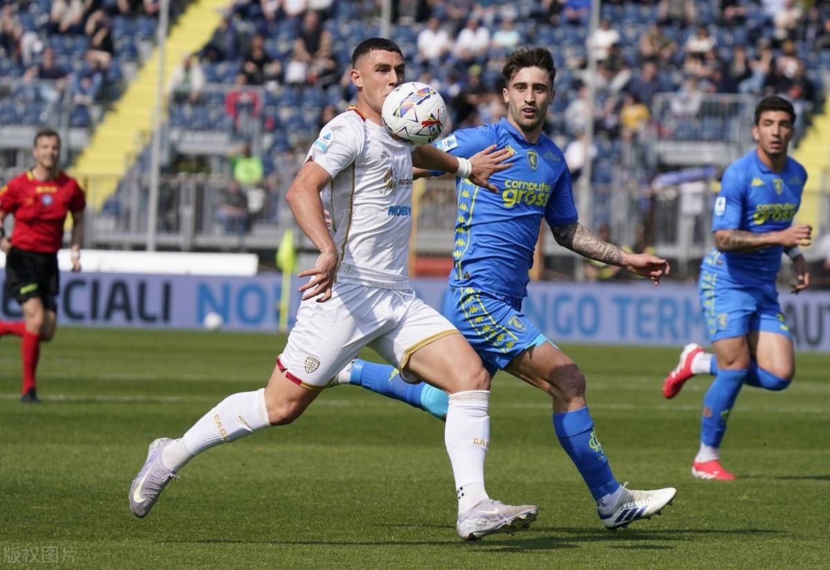 卡利亚里队夺得胜利,锁定冠军席位 卡利亚里队夺得胜利,锁定冠军席位