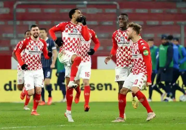 门兴主教练:球队状态良好,抵挡压力表现强硬 门兴主教练:球队状态良好,抵挡压力表现强硬