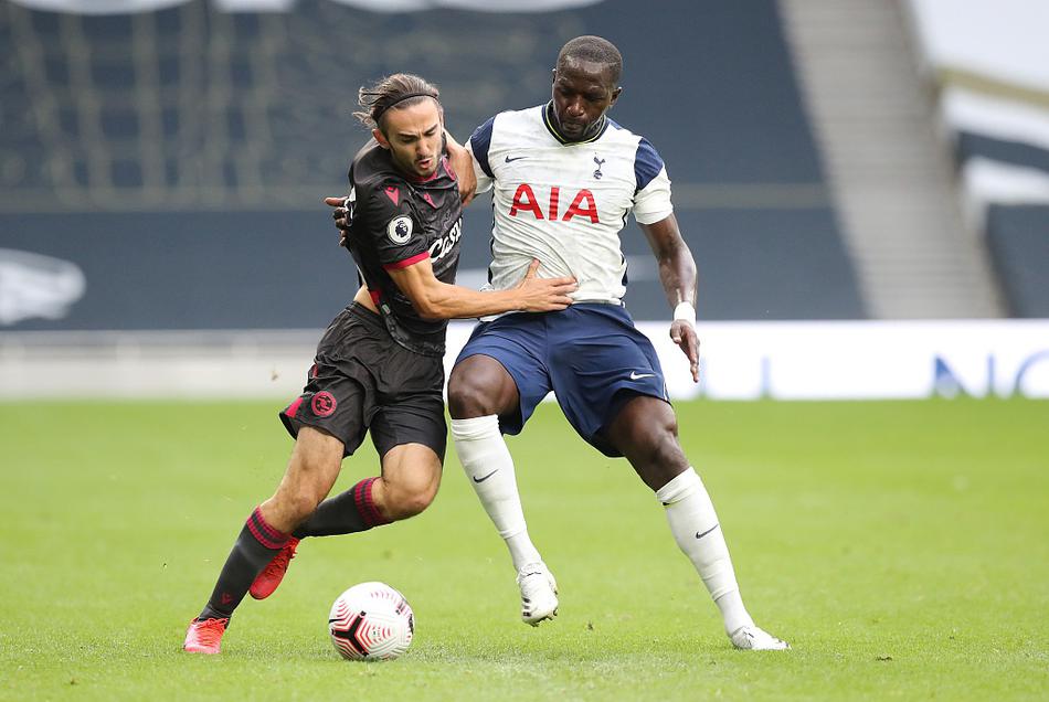 雷丁客场逼平热刺，保级前景渐显