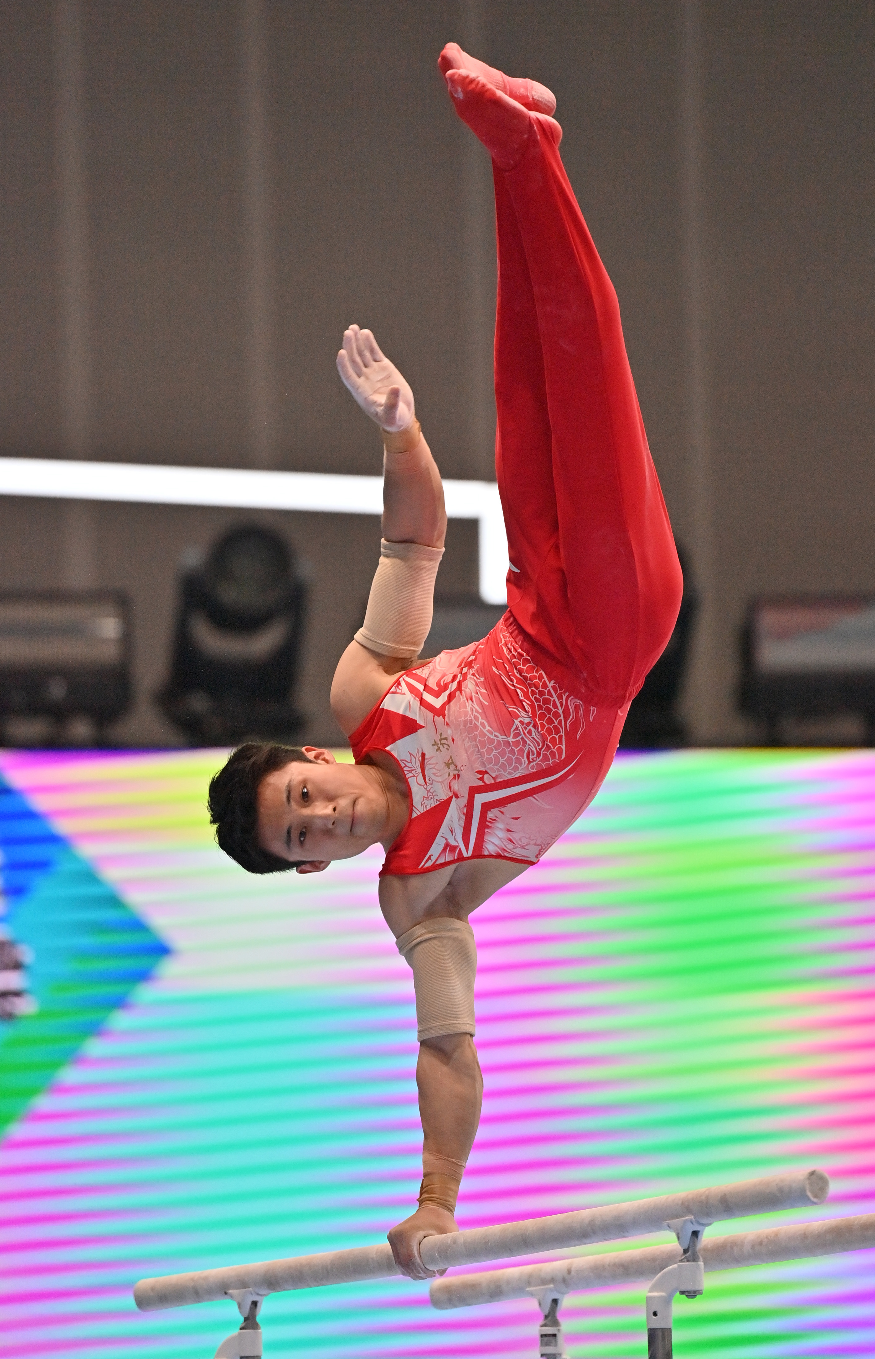 体操比赛飞身搏击,飘过呼啸冠军跑 体操比赛飞身搏击,飘过呼啸冠军跑