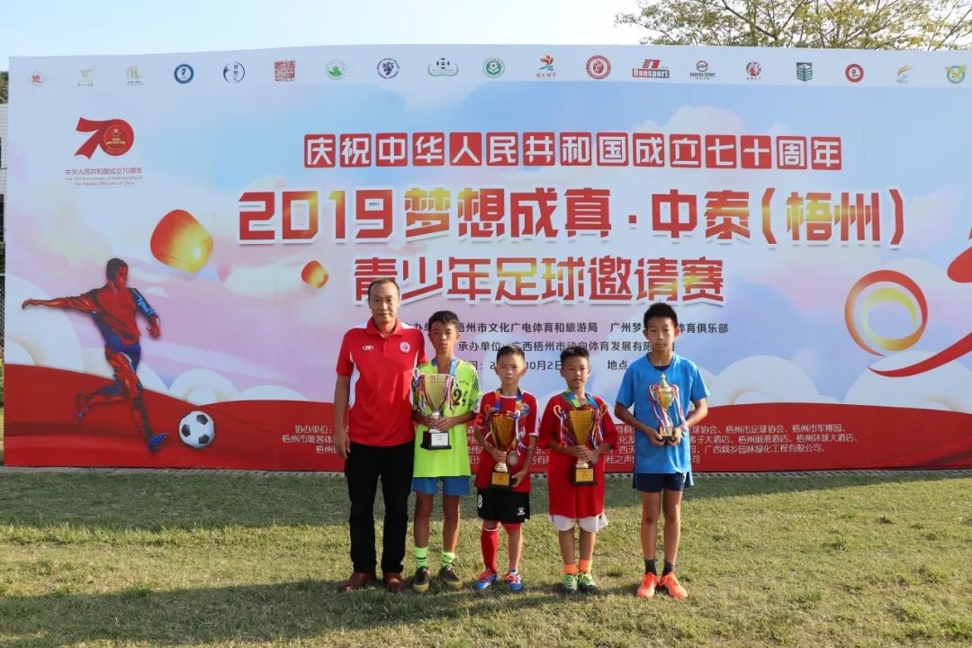 南非游泳选手再登颁奖台,实现梦想 南非游泳选手再登颁奖台,实现梦想