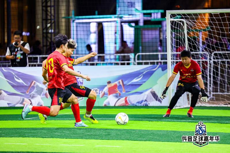 火爆对决!足球赛事高潮不断上演 火爆对决!足球赛事高潮不断上演