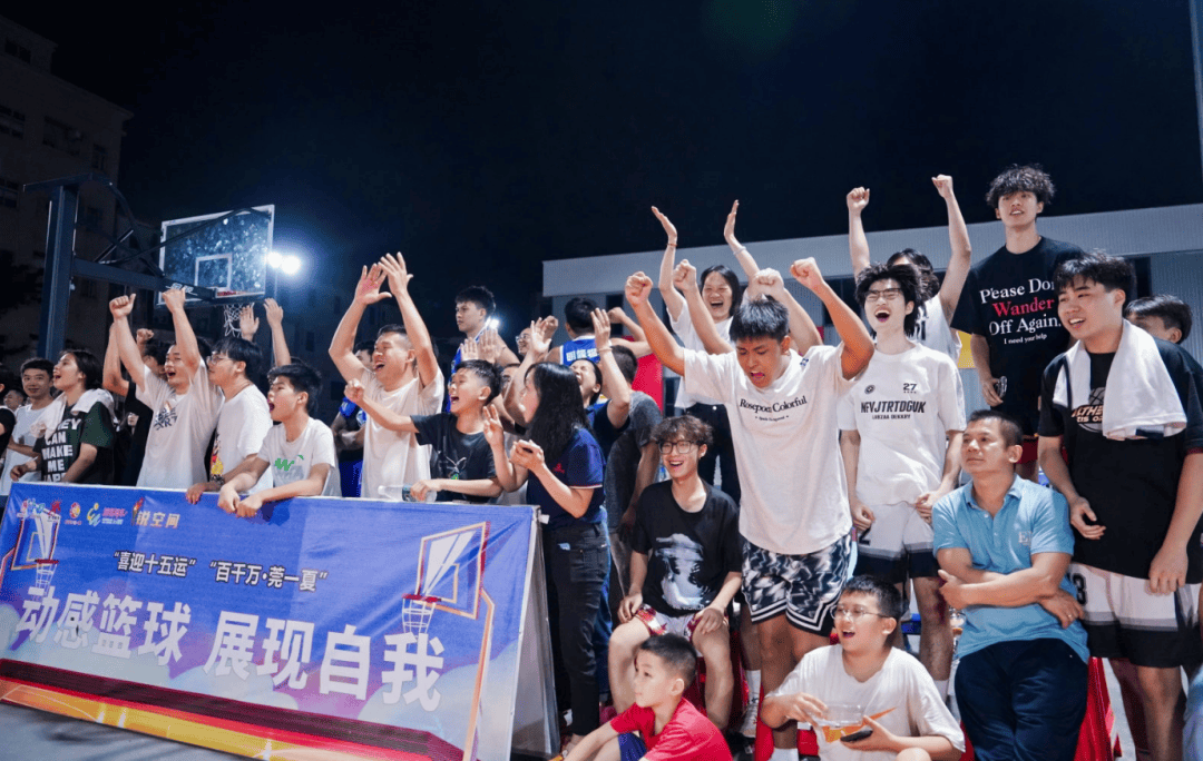 劲敌对决，赛场气氛紧张且火爆