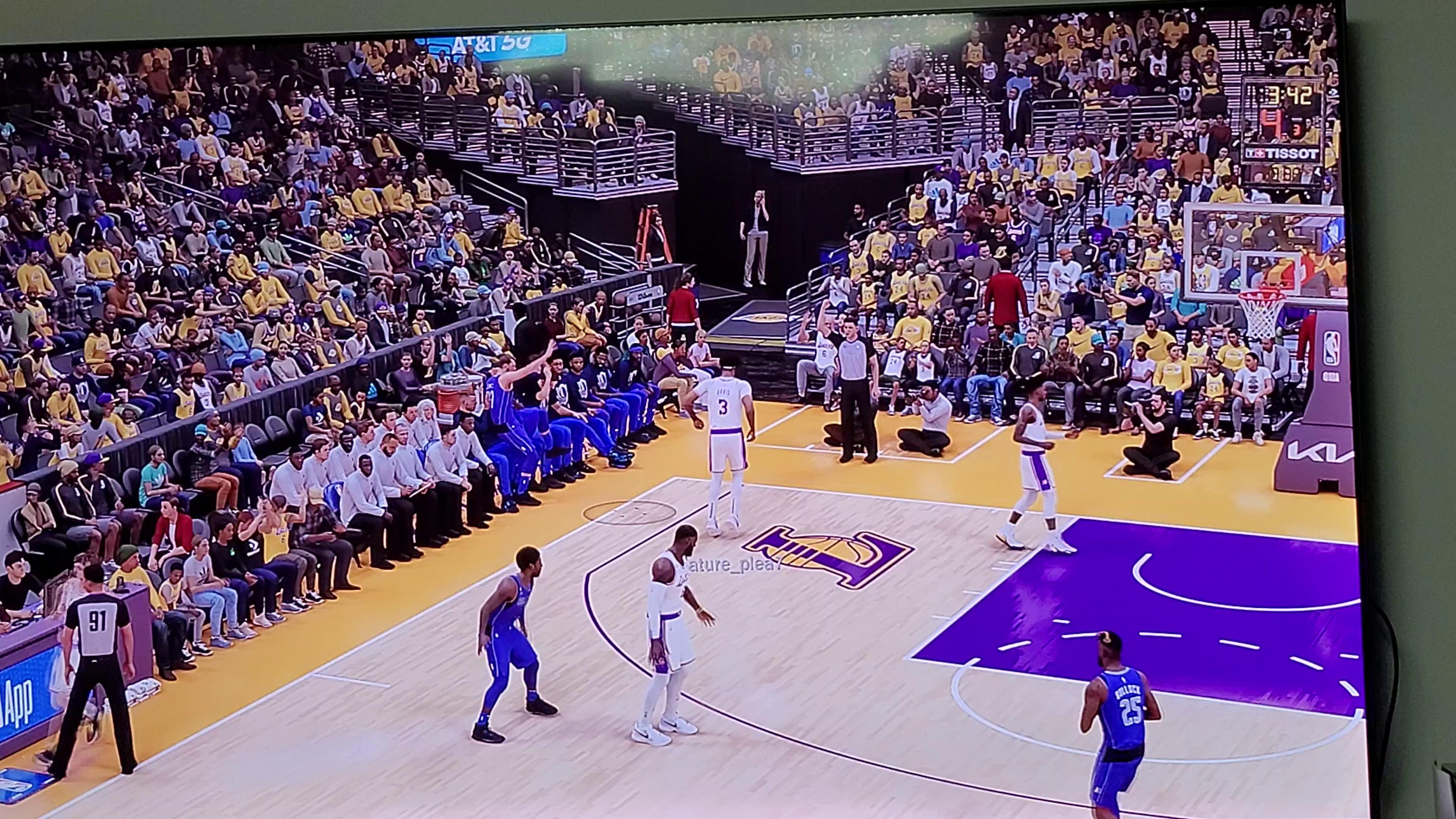 劲敌对决，赛场气氛紧张且火爆