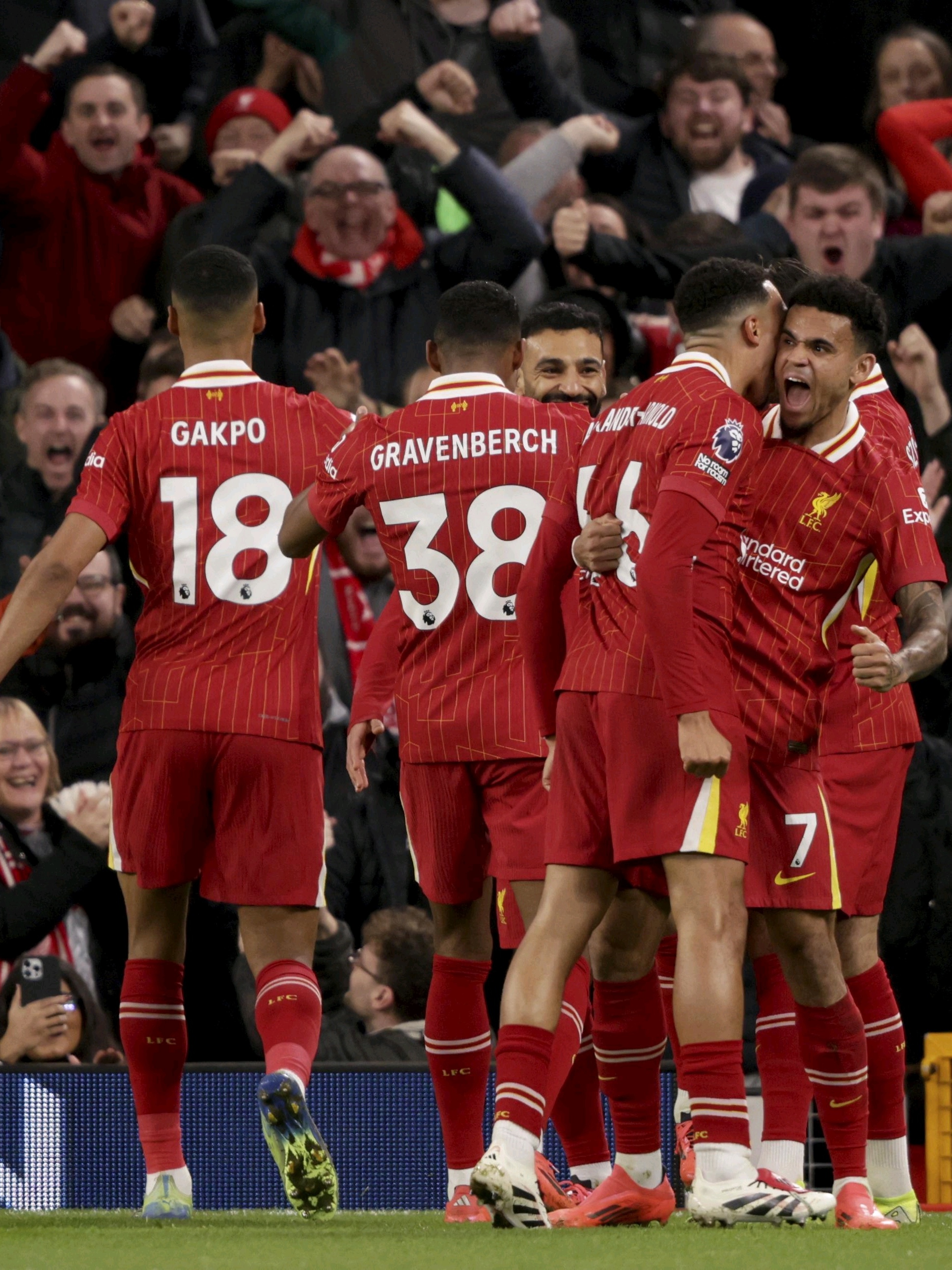 星空体育官网-意甲联赛形势紧张，各队互有胜负