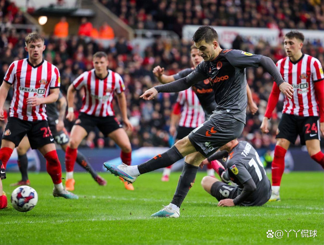 星空体育官网入口-桑德兰主场平局表现平稳，防守稳固进攻乏力