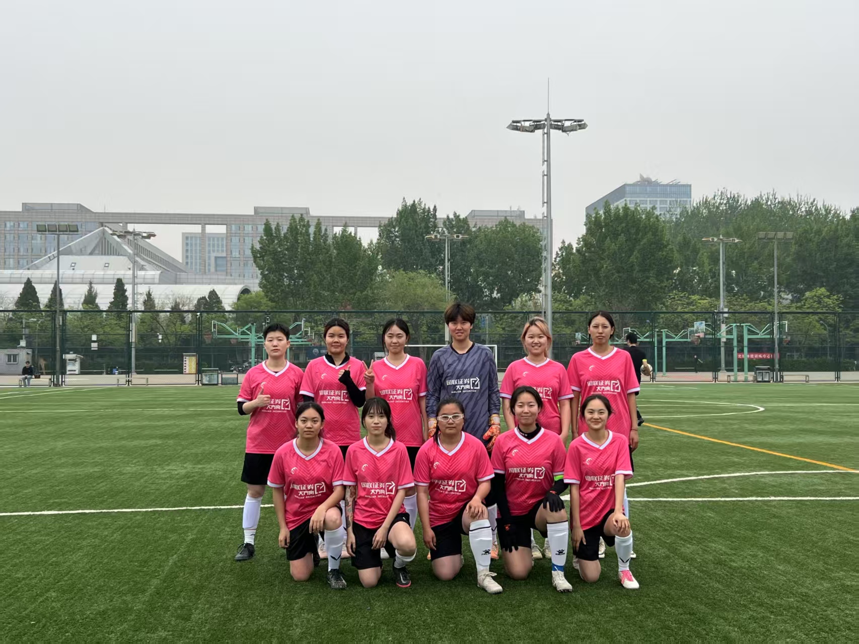 星空体育官方网站-女子足球比赛现场气氛火热!